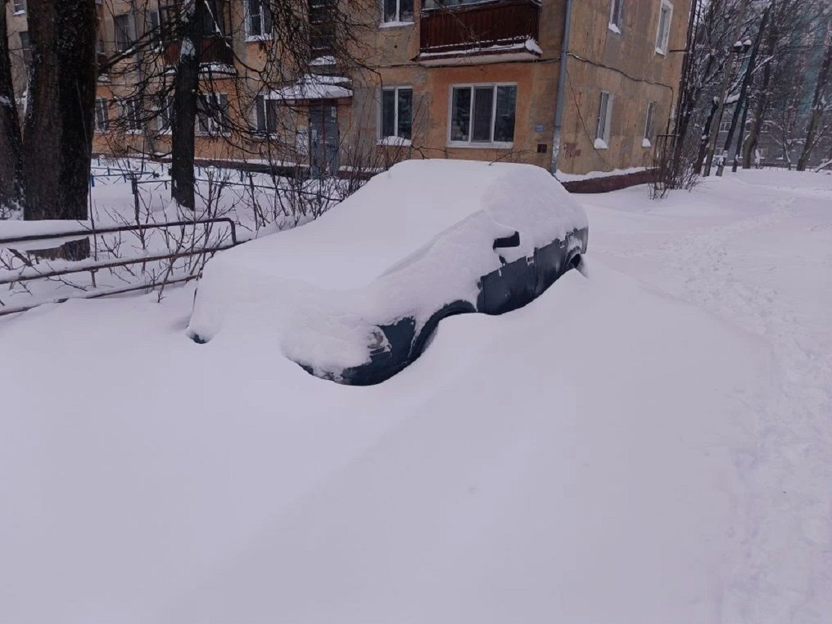 Оценить масштаб бедствия: гигантские сугробы за ночь выросли в Калуге