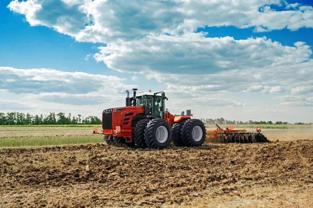 Трактор Ростсельмаш 2400: мощная и надежная техника с продуманной эргономикой, дополненная современными технологиями