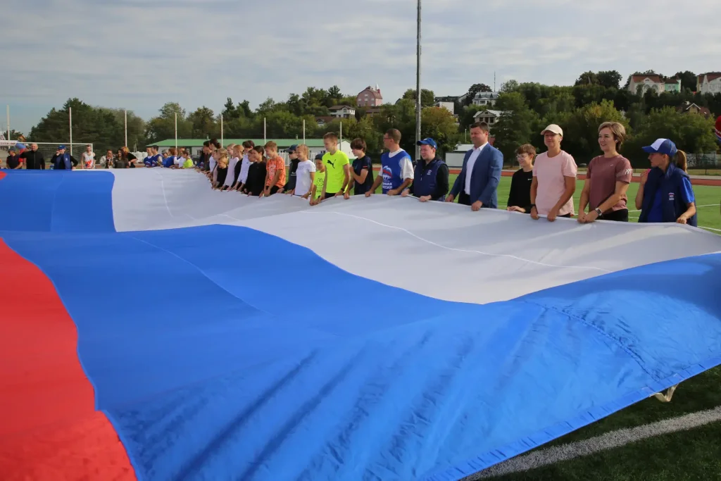 Калужане развернули огромный флаг России