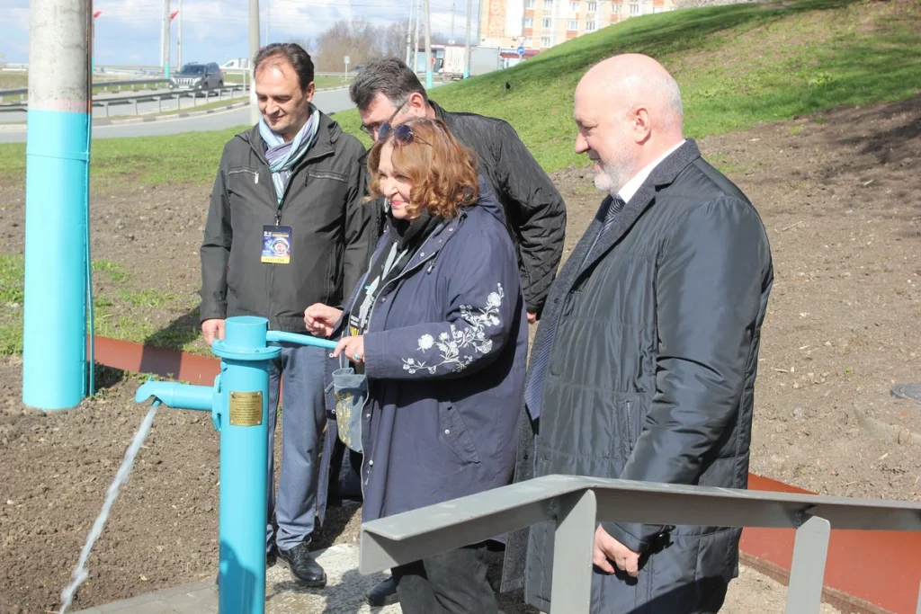 В Калуге открыли киноколонку: теперь тут можно попить воды, как героиня «Карнавала»