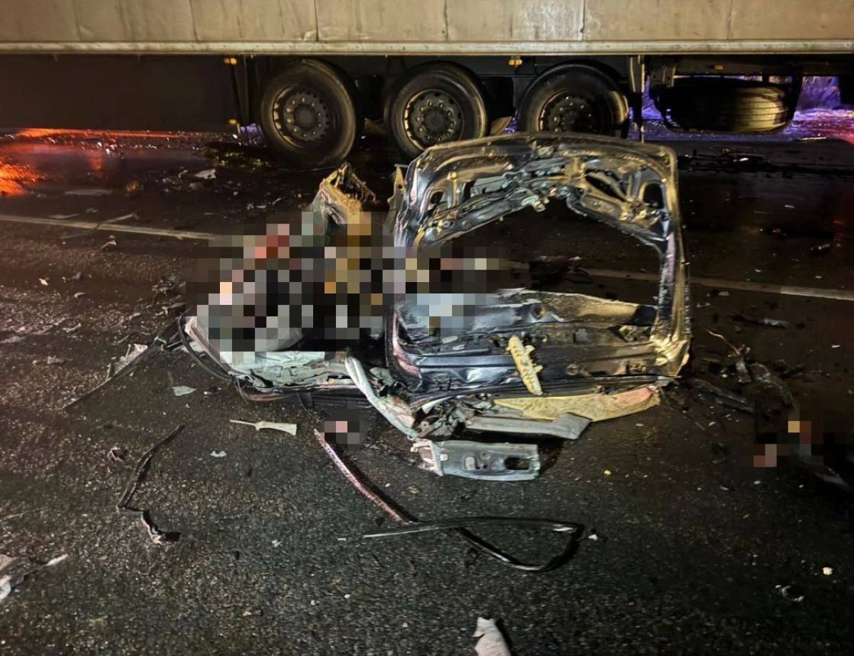 Два человека погибли в легковушке, столкнувшейся на калужской трассе с фурой