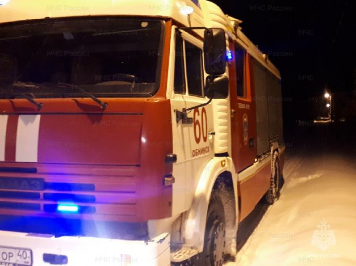 Калужские пожарные и медики работают на месте пожара в СНТ в Жуковском