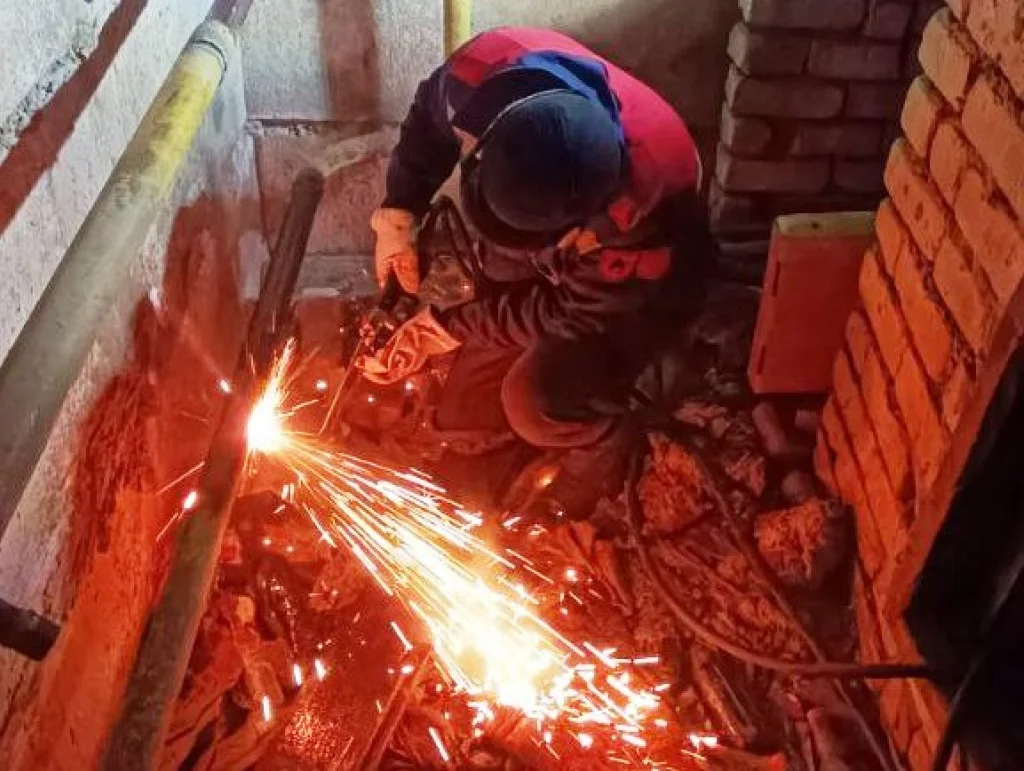 Специалисты из Калуги ремонтируют коммуникации в Первомайске ЛНР