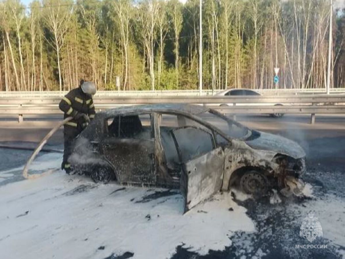 Автомобиль сгорел на федеральной трассе М-3 «Украина» в Калужской области