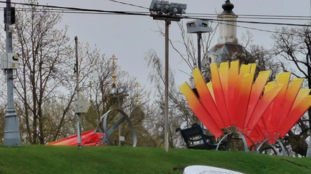 В Калуге от ветра падают праздничные конструкции