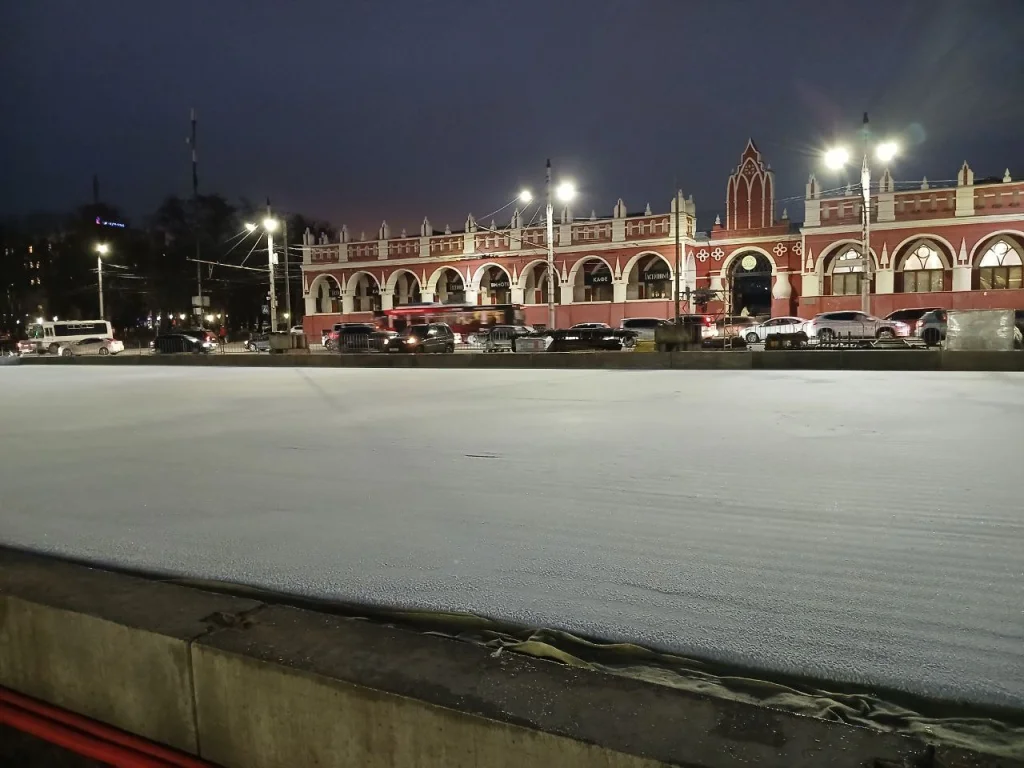 В Калуге залили первый лёд на Старом Торге