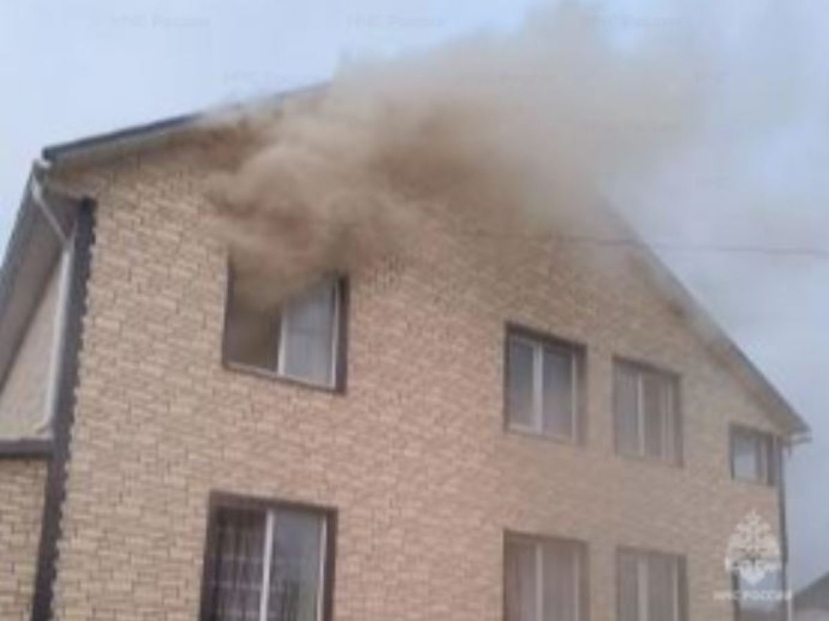 Горящий особняк потушили в Кирове Калужской области