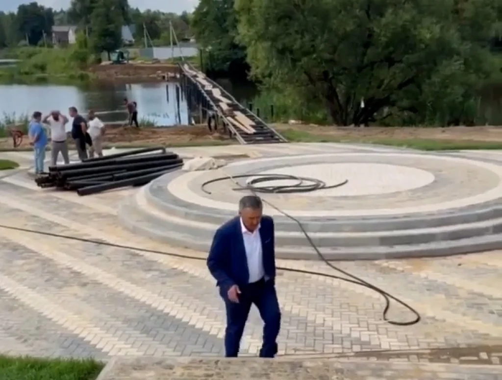 В Белоусово завершают благоустройство общественной зоны по проекту «Соединяя берега»