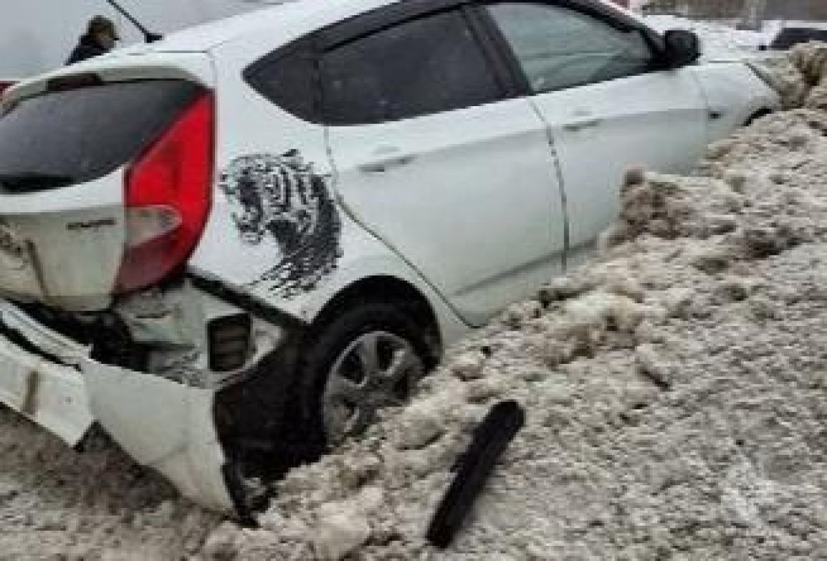 Автомобиль вылетел в кювет после столкновения на калужской окраине