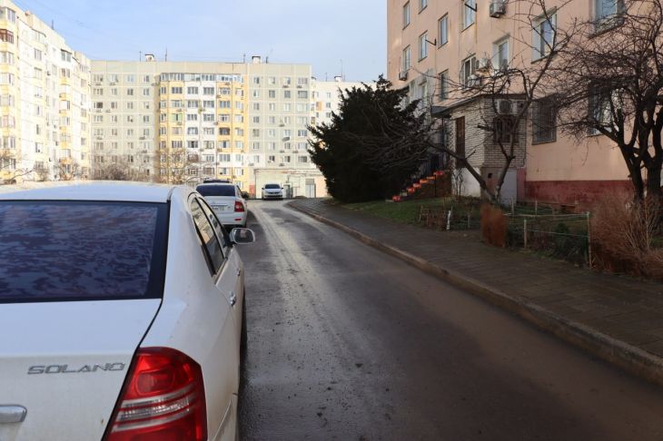 Припаркованные автомобили стали причиной захламления мусорных площадок в микрорайоне Керчи