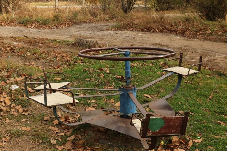 Прокуратура требует демонтировать опасную детскую площадку в Симферополе