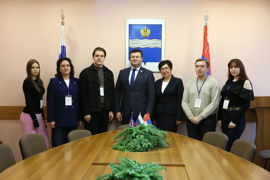 Юрий Моисеев встретился с членами молодёжной территориальной избирательной комиссии Московского округа