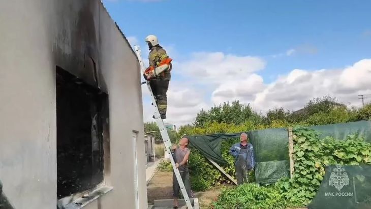 В Гвардейском пожарные МЧС потушили гараж