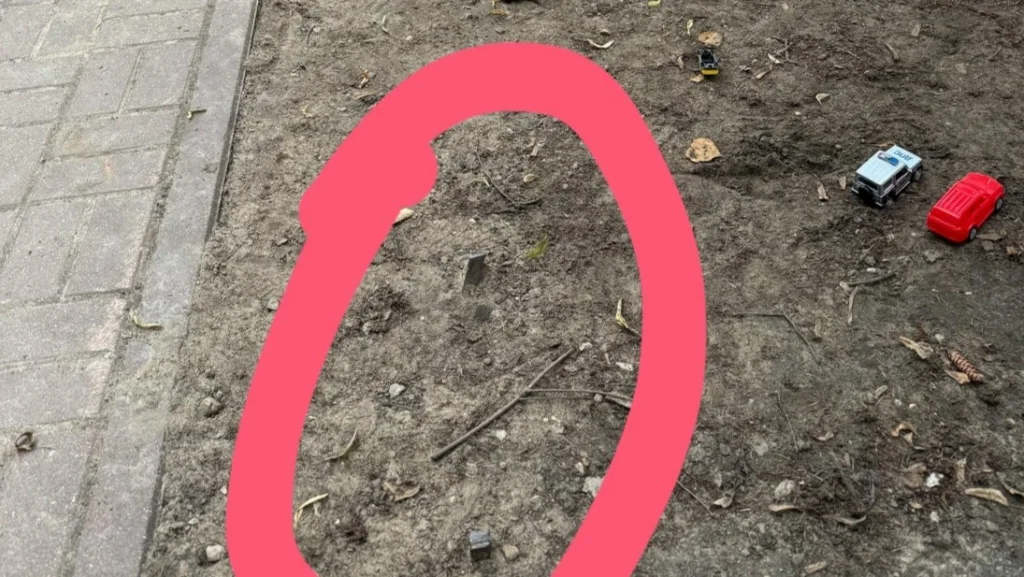 В парке Циолковского острые штыри в земле угрожают жизни детей