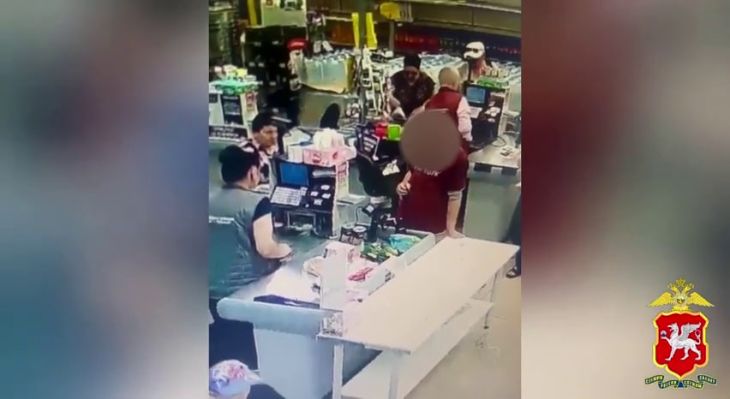 В Ялте задержали мужчину, который расплачивался чужой банковской картой