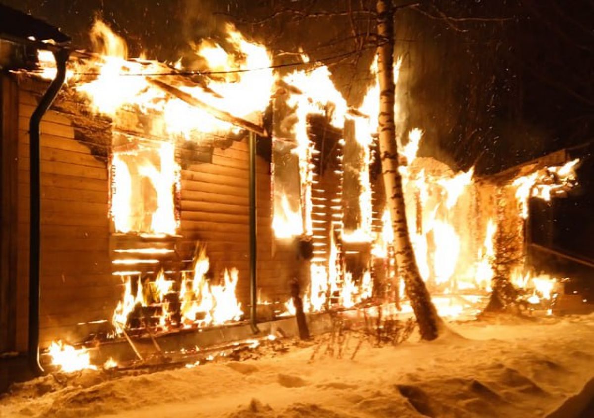 Огонь дотла уничтожил храм в Калужской области