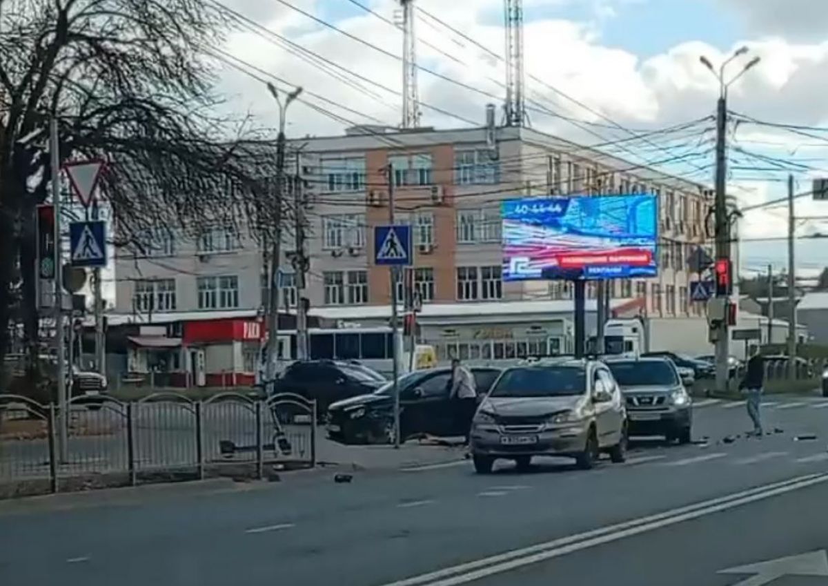 Появились кадры лобового столкновения такси и легкового автомобиля в Калуге