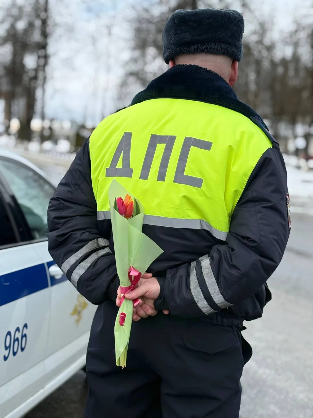 В Калужской области инспекторы ГАИ вручили женщинам цветы