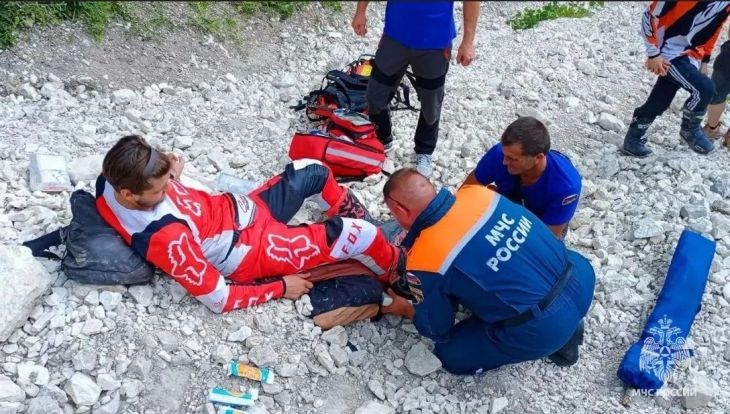 В Научном мотоциклист сорвался со склона и повредил ногу