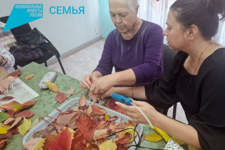 Крымские пенсионеры осваивают изготовление гербариев на мастер-классах