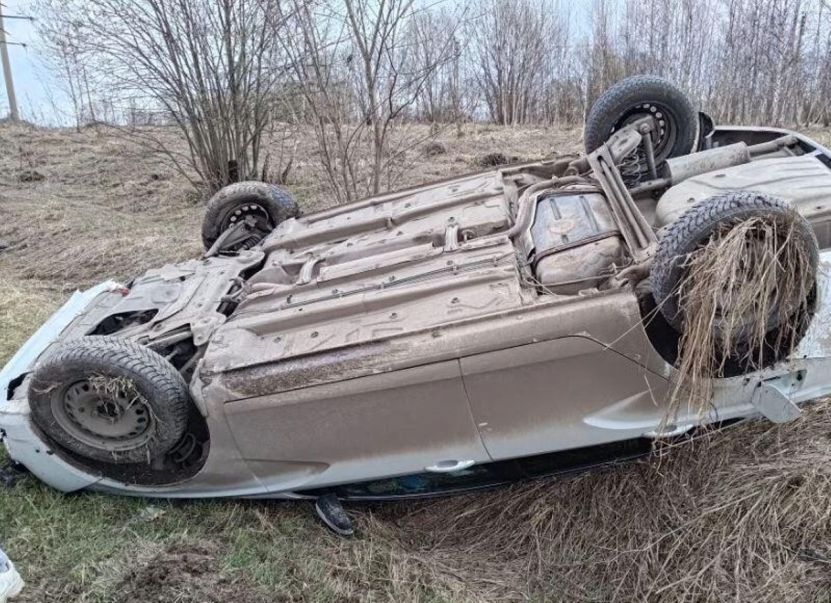 В жесткой аварии в калужской деревне автомобиль вылетел в кювет и перевернулся - пострадали люди