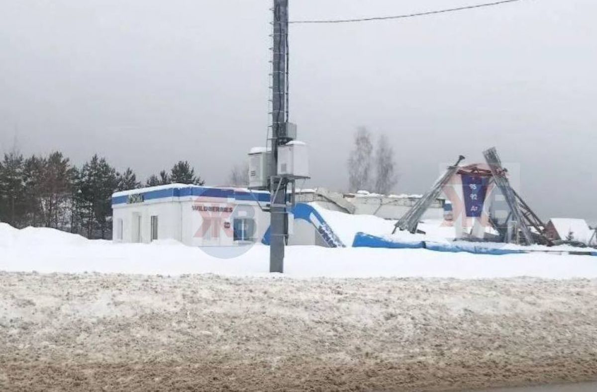 В Калужской области крыша заправки рухнула под тяжестью снега