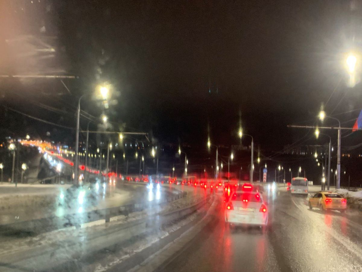 Поломка машины создала мощный затор на Гагаринском мосту