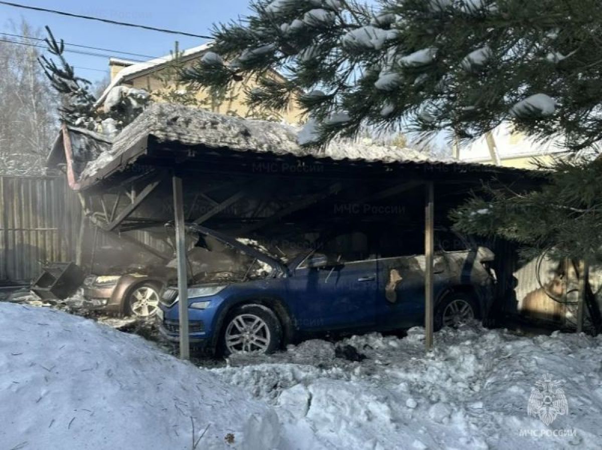 Две иномарки сгорели под автонавесом в Калуге