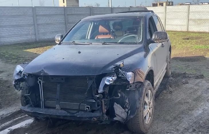 В Крыму пьяный пенсионер на немецком внедорожнике снес три дорожных знака