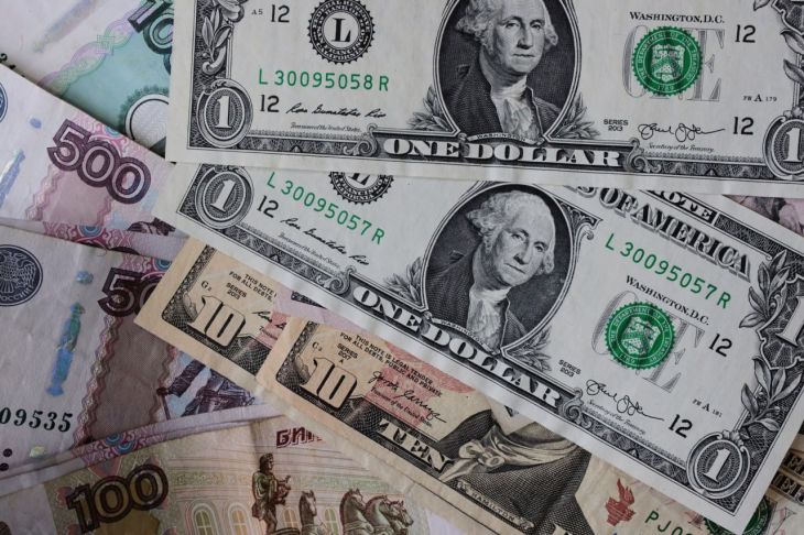 Рубль стал самой укрепившейся валютой по отношению к доллару, - Bloomberg