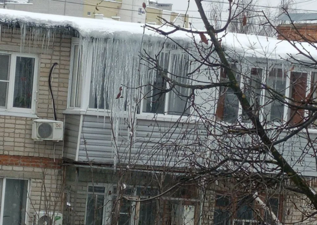 Калуга «зарастает» сосульками и предостережениями