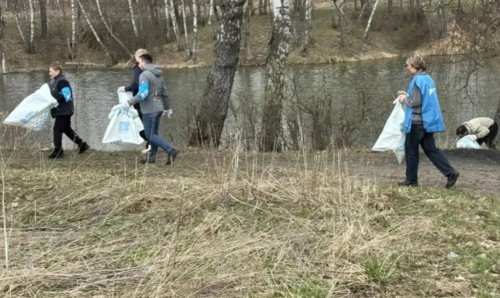 В Калуге провели субботник возле Бушмановского пруда