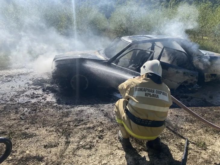 В Бахчисарайском районе потушили загоревшийся Mercedes