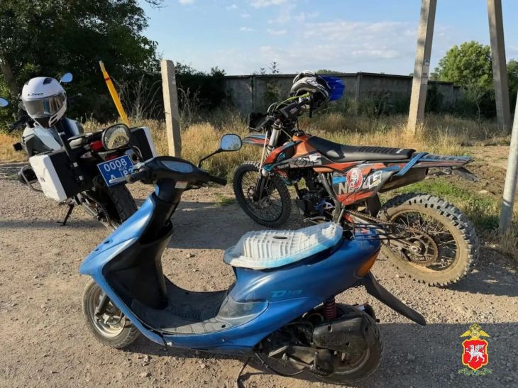 В Краснолесье поймали пару подростков на мопедах