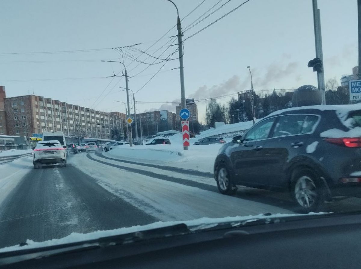 Авария у «шарика» парализовала движение на главном въезде в Калугу