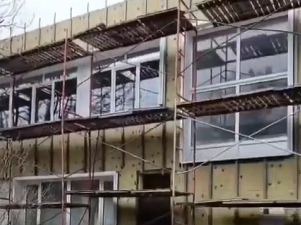 В Дзержинском округе продолжается капремонт детского сада «Улыбка»