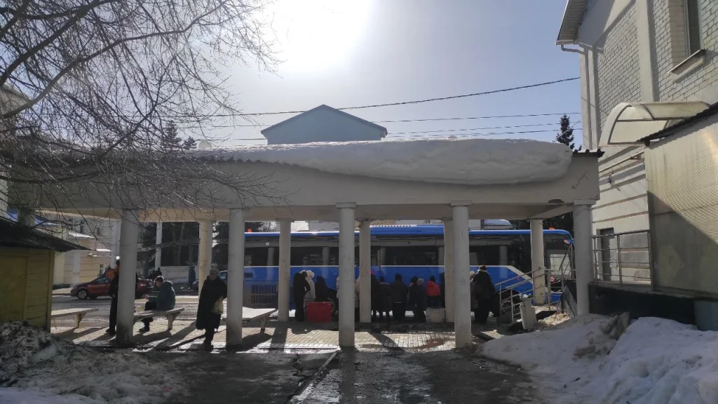 В Калуге снежная глыба свисает с остановки