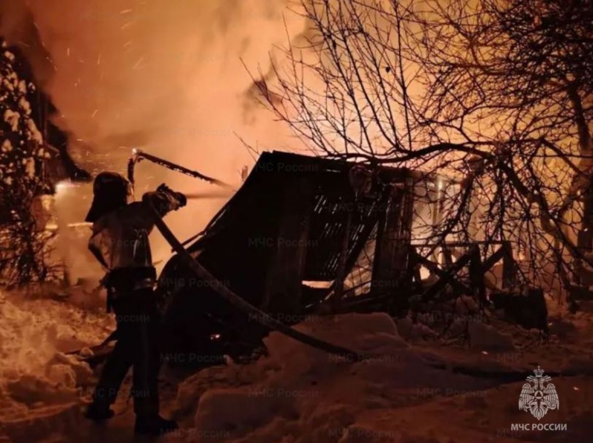 12 пожарных тушили крупное возгорание в калужской деревне Машково
