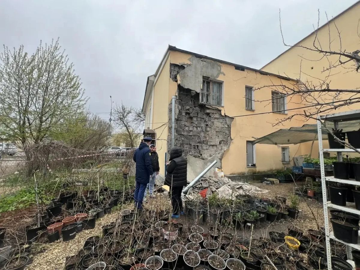 Прокуратура ведет проверку из-за обрушения части дома в Калуге