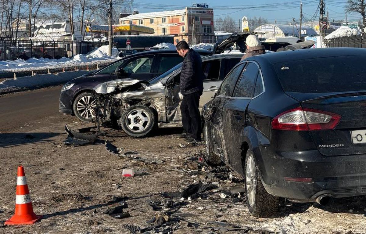 Mitsubishi Lancer снес 4 припаркованных авто в Калуге