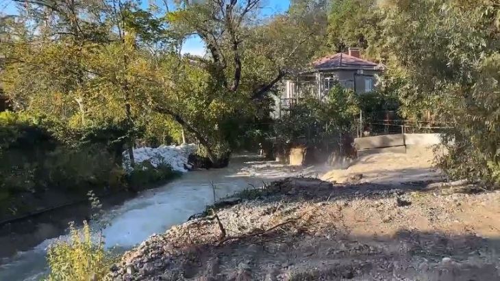 В посёлке Голубой Залив под Ялтой предотвратили подтопление жилых домов