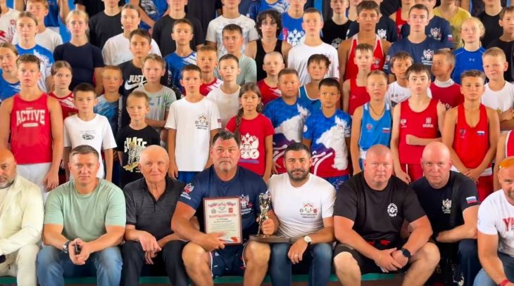 Легендарный чемпион мира Андрей Курнявка провёл мастер-класс для симферопольских боксёров