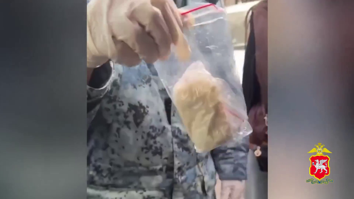 В Симферополе задержали мужчину с крупной партией мефедрона и "корочкой" полицейского