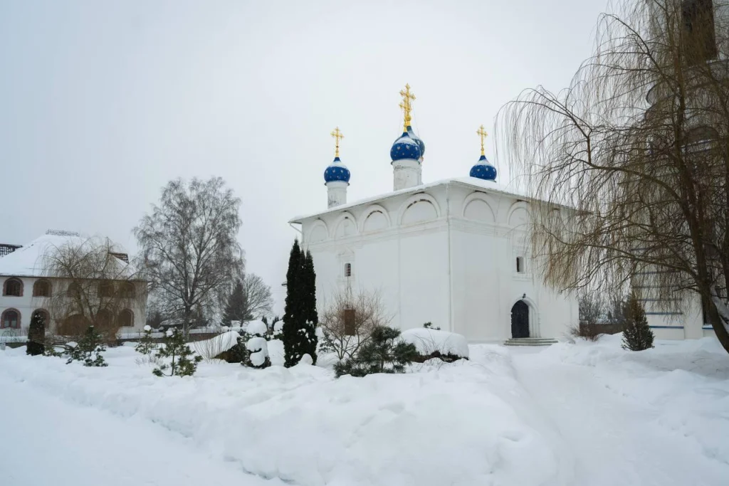 Губернатор поручил ускорить реставрацию монастыря