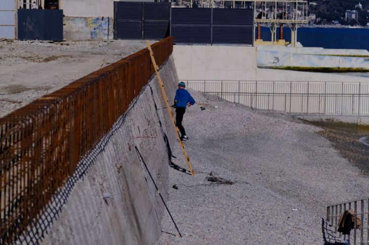 Ремонт пляжа «Дельфин» в Ливадии завершится к 1 июня