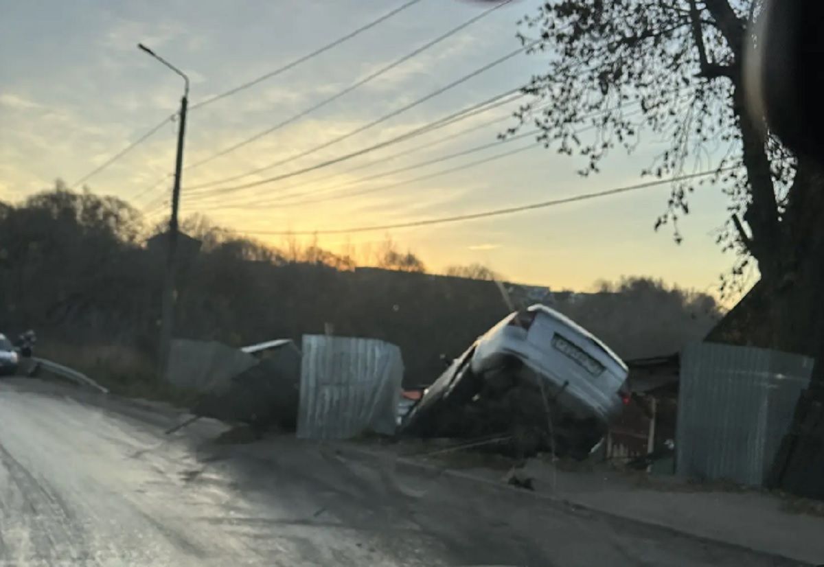 В Калуге машина вылетела за забор на сколькой дороге