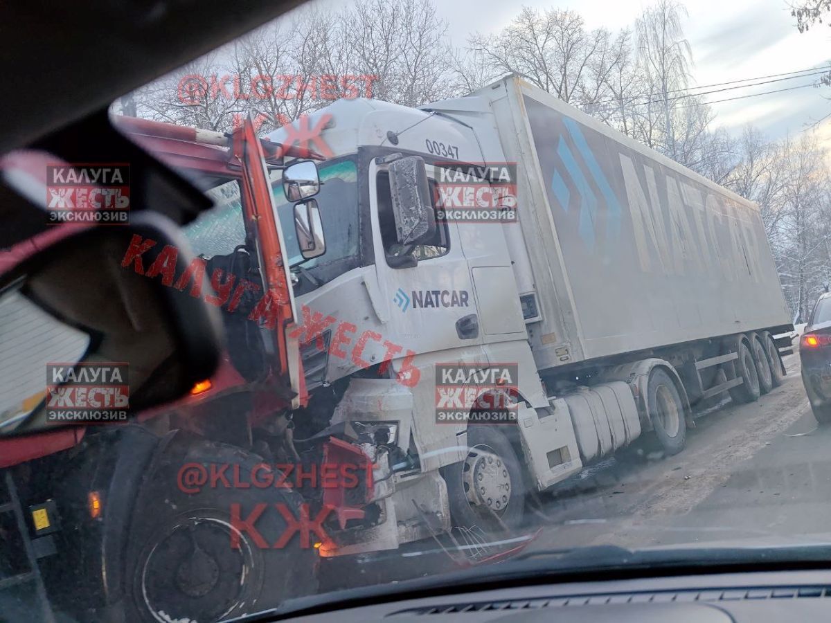 Пожарная машина влетела в лобовую в фуру в Калуге