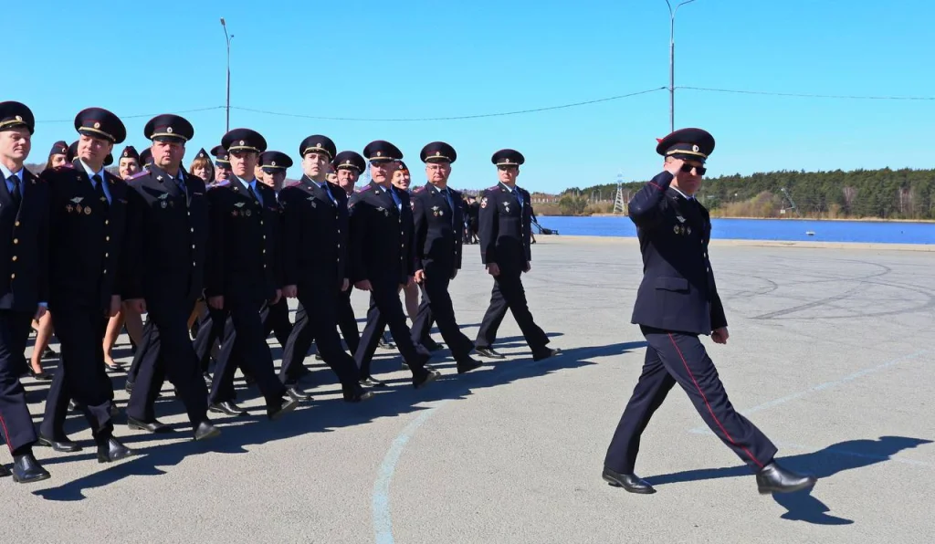 Полицейские Калужской области прошли строевой смотр на набережной