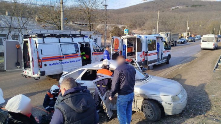 В районе Лучистого после ДТП водителя "ВАЗ 2112" зажало в машине