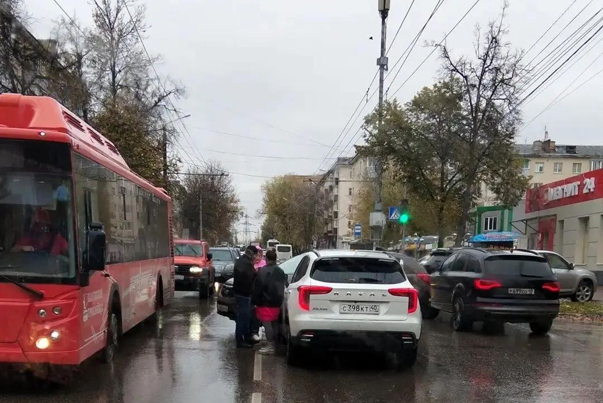 ДТП у мини-рынка на Жукова парализовало движение в Калуге